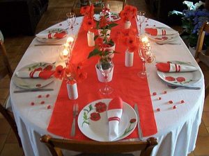 red poppies for floral centerpieces and bright table decorating ideas
