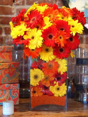 red and yellow flowers create festive table decoration ideas