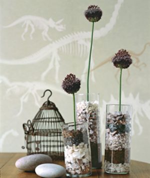 dried flower centerpiece ideas and table decorations made with small rocks or beach pebbles