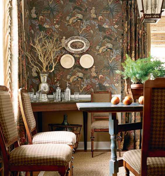 wallpaper and room furniture in colonial style