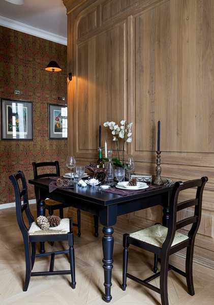 wooden wall panels and vintage furniture for dining room decorating