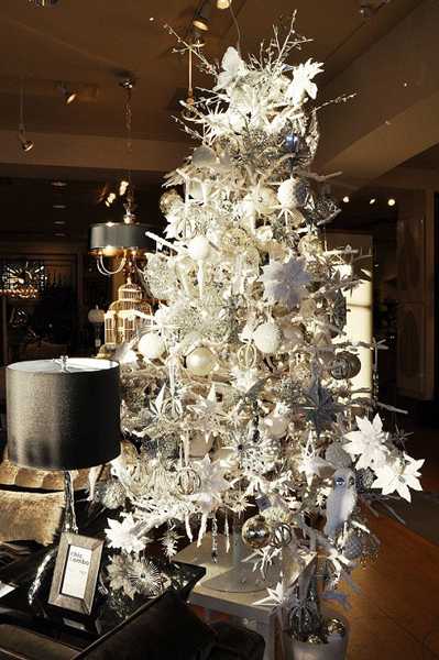 Glamorous Christmas Decor Ideas Blending Black with Silver and Golden ...