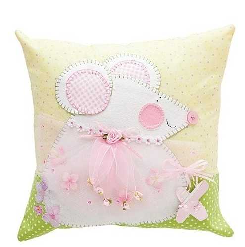 making pillows with appliques for kids rooms