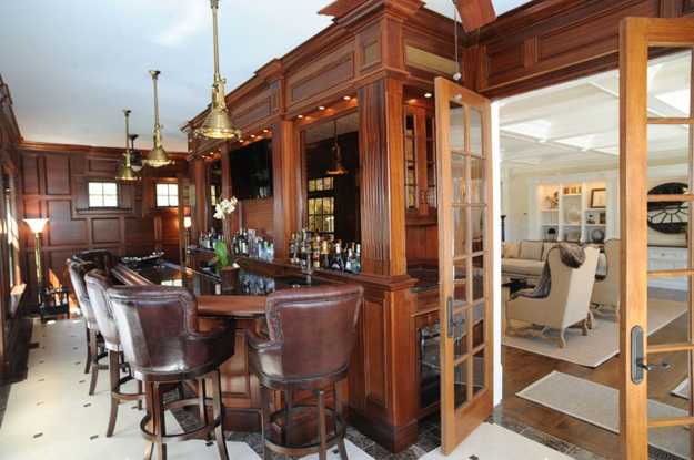 traditional home bar design and wood furniture