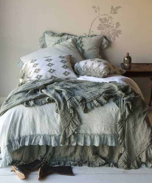 gray and white bedding