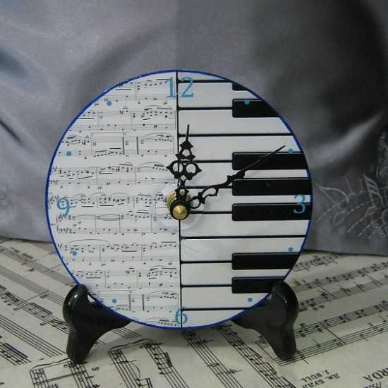 Table clock with black and white stripes that look like piano keyboard