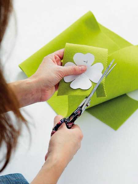 making flowers with felt fabrics