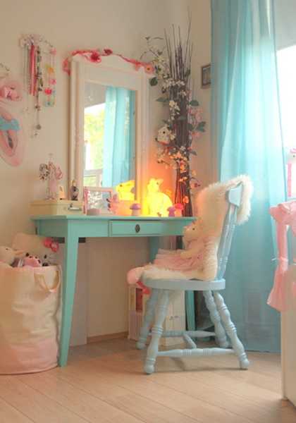 Little Girls Bedroom Decorating with Light Room Colors and Fabrics