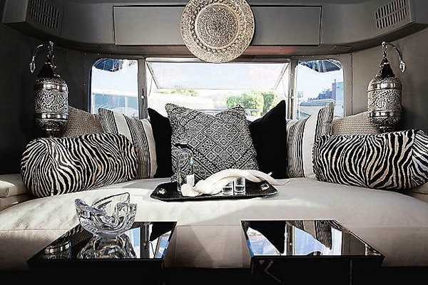 21 Modern Living Room Decorating Ideas Incorporating Zebra Prints into Home Decor