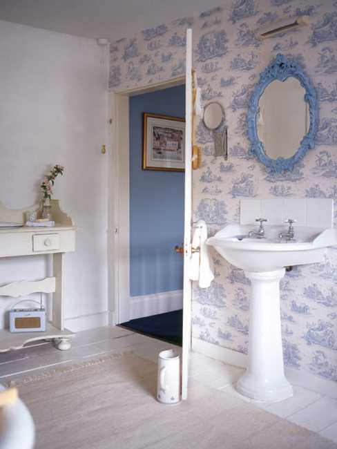 white and blue color combination for bathroom decorating