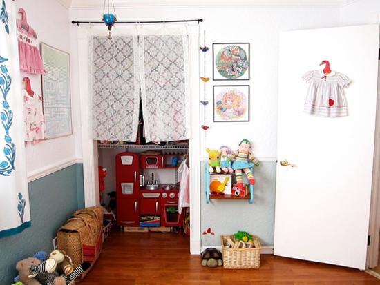 kids room decorating with toys