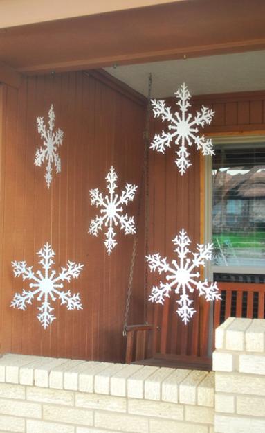 33 Ways to Use Snowflakes for Winter Home Decorating