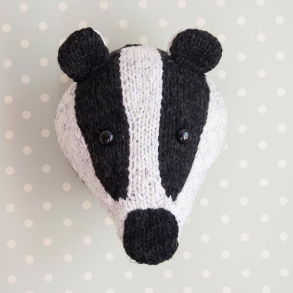 craft ideas to make decorations, knitted animals for wall decor