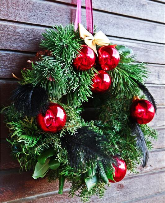 cheap ideas for christmas decorating, homemade christmas wreaths