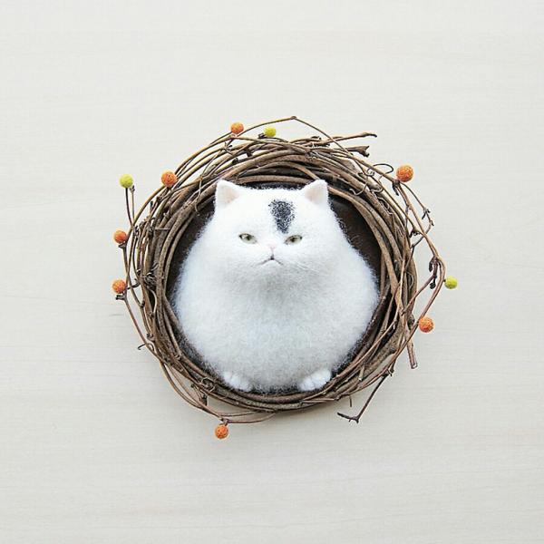 wall wreath with white cat