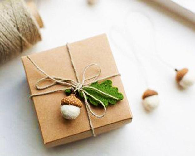 acorns for gift box decoration