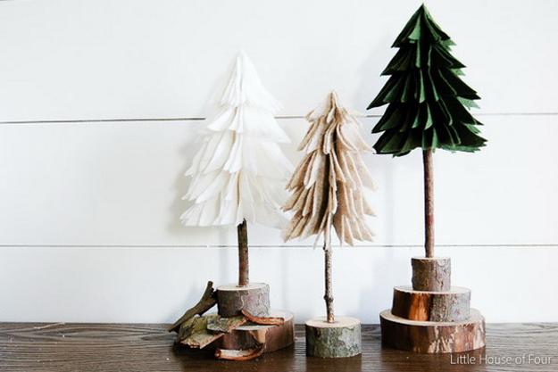 DIY Miniature Christmas Trees Created with Wood Slices and Felt Fabrics